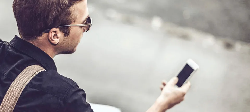 Man met smartphone in de hand